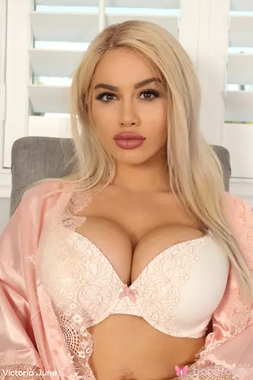 Victoria June – Thick Latina MILF Shows Off Her Heels and Spreads Her Legs