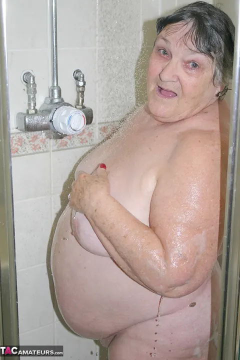 Curvy British Brunette Poses Nude in the Bathroom – photo 4 of 20