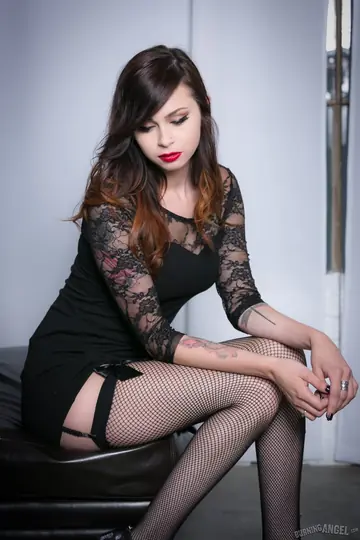 Vera Drake – Busty Pale Brunette Spreads Her Pussy in Stockings