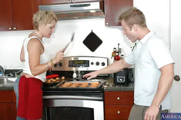 Kelly Leigh – Hairy Blonde MILF in Jeans Takes Anal Cowgirl in the Kitchen