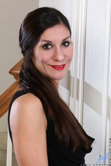 Leah Harris – Brunette MILF Uses a Vibrator in High Heels