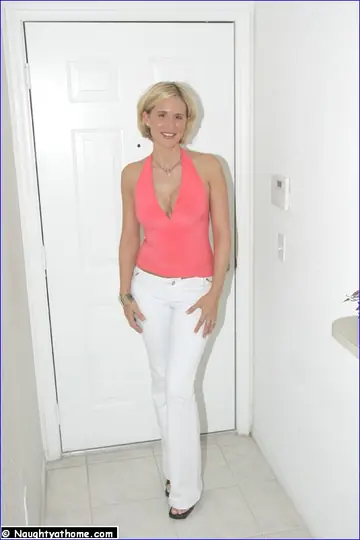 Desirae Spencer – Thick Blonde MILF Rubs Her Clit in Heels on the Bed
