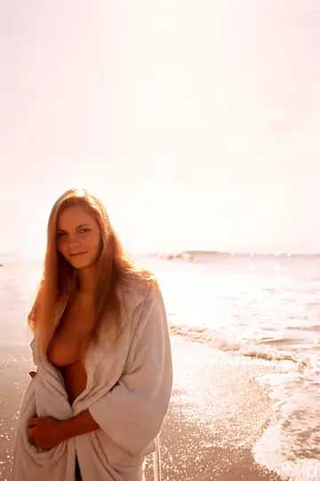 Sandy Johnson – Mature Brunette Undresses Outdoors to Show Her Hairy Bush