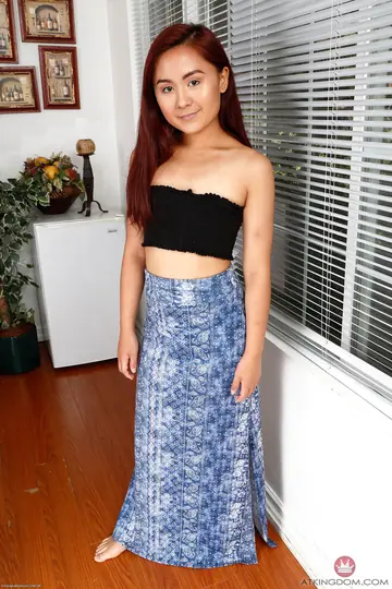 Elle Voneva – Petite Asian Redhead Poses Nude and Shows Her Feet