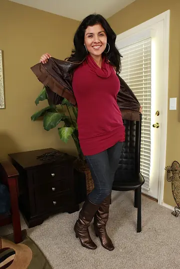Sofia Reyes – Thick Brunette MILF Strips Off Her Jeans and Fingers Her Asshole