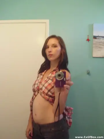 Brunette PAWG Spreads Her Pussy Outdoors in a Selfie