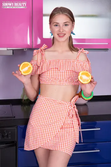 PAWG Squeezes Oranges Then Spreads in the Kitchen