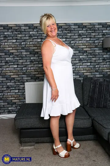 Thick British MILF Strips Off Her Stockings and Heels to Spread