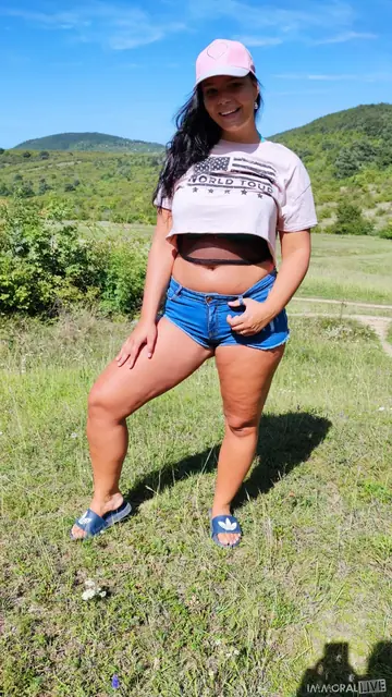 Sofia Lee – European PAWG Brunette Shows Her Big Natural Tits Outdoors