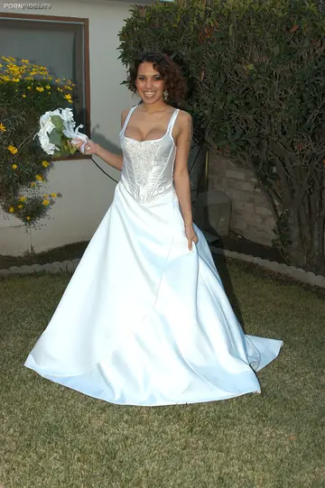 Renae Cruz – Latina Bride Lifts Her Wedding Dress and Fingers Her Pussy Outdoors