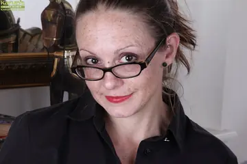 Alexis Smith – Thick Brunette MILF in Stockings Spreads Her Pierced Pussy