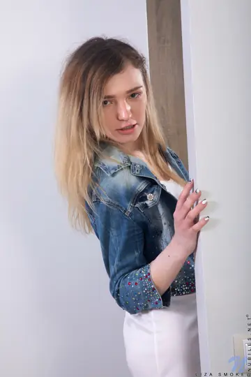 Liza Smoke – Slim Blonde in Jeans Blows Cock and Rides a Purple Toy