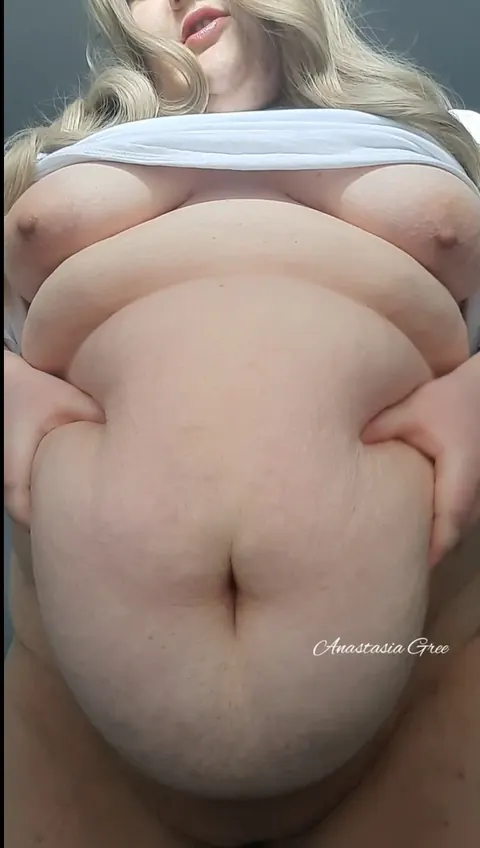Anastasia Gree: Curvy Mature Blonde Shows Off Her Huge Saggy Tits – photo 1 of 13