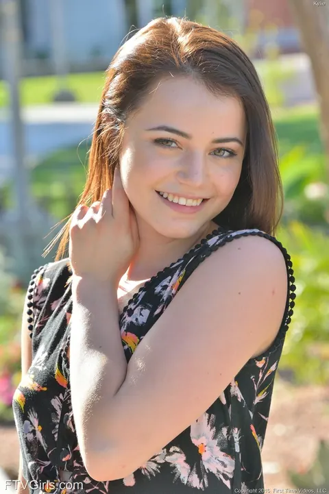 Kylie Quinn: Brunette Strips Outdoors and Uses a Dildo – photo 6 of 16