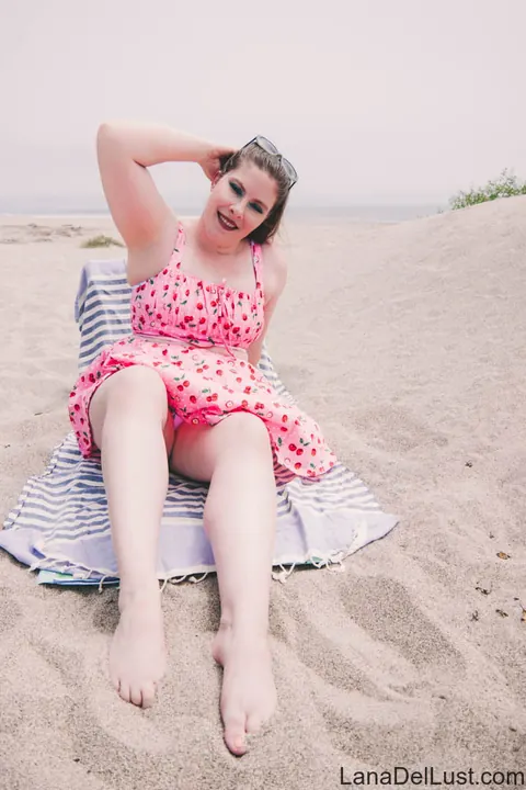 Lana Del Lust: Chubby Brunette Strips and Shows Off Her Big Ass on the Beach – photo 2 of 15