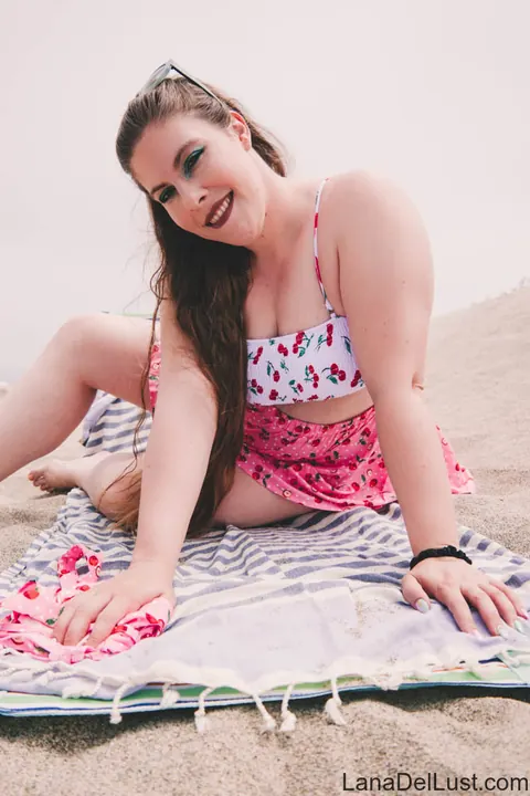 Lana Del Lust: Chubby Brunette Strips and Shows Off Her Big Ass on the Beach – photo 10 of 15