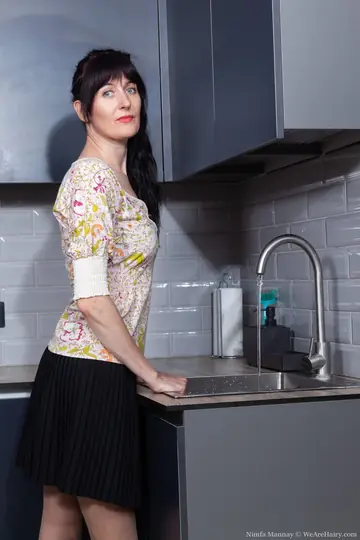 Nimfa Mannay – Tall Mature Brunette Rubs Her Hairy Pussy and Spreads Her Lips in the Kitchen