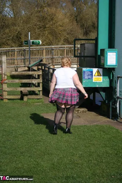 Lexie Cummings: Blonde BBW Uses Butt Plug Outdoors – photo 19 of 19