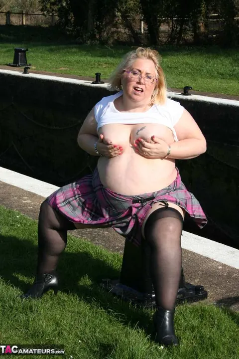 Lexie Cummings: Blonde BBW Uses Butt Plug Outdoors – photo 13 of 19