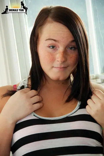 Curvy Trans Woman Shows Off Her Big Ass in Striptease
