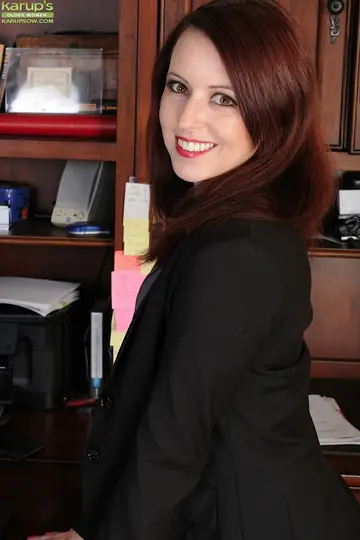 Violet Rose – Brunette MILF in High Heels Spreads Her Pussy in the Office