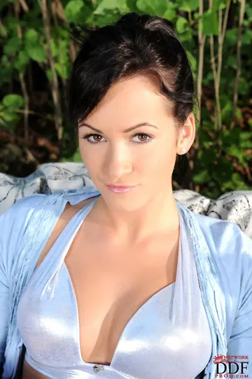 Shannon Reid – Short-Haired Brunette Spreads and Shows Her Feet Outdoors