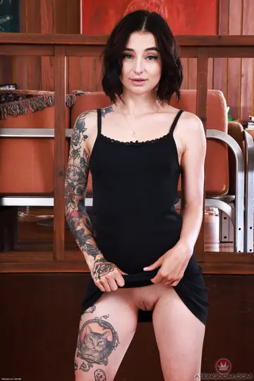 Stevie Moon – Brunette with Short Hair Spreads Her Shaved Pussy