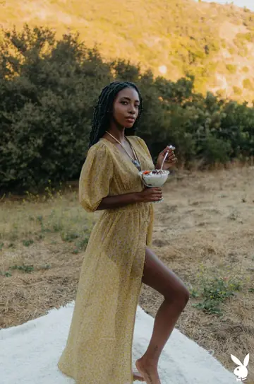Ebony Beauty Strips Nude and Shows Off Her Flawless Figure