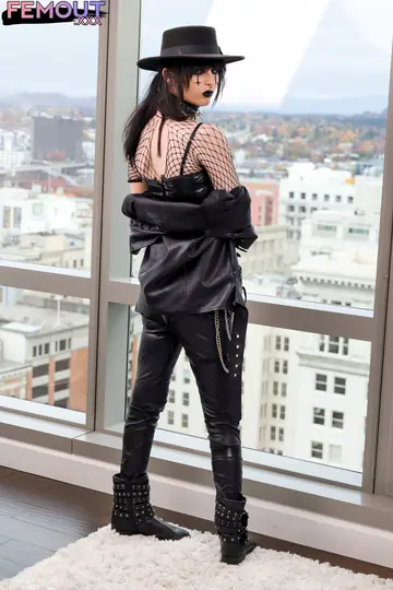 Trans Woman Strips and Poses Nude in Gallery