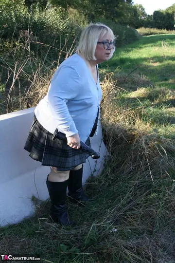 Lexie Cummings – Thick Blonde MILF in Leather Toys Her Pussy on a Concrete Barrier