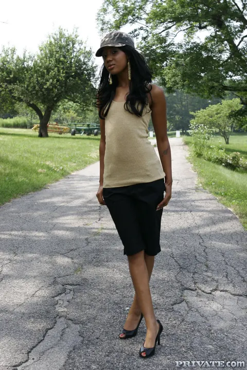 Kapri Styles: Ebony MILF in Heels Poses Nude Outdoors – photo 16 of 21