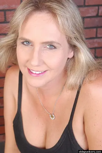 Wanda Lust – Busty Mature Blonde in Shorts Spreads Her Pussy Wide