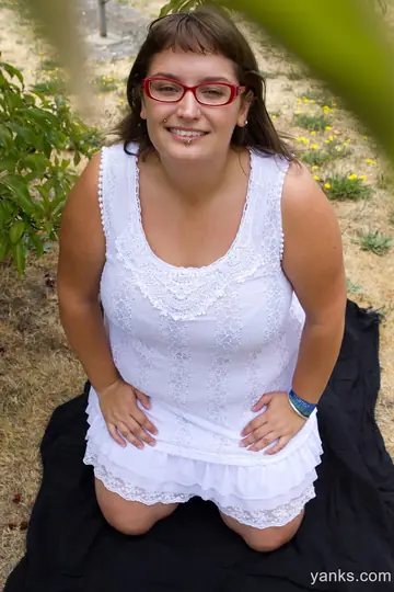 BBW Brunette in Glasses Undresses and Spreads Outdoors