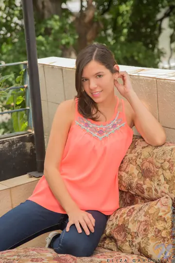 Eliza Gardenia – Thick Latina Brunette Fingers Her Shaved Pussy Outdoors
