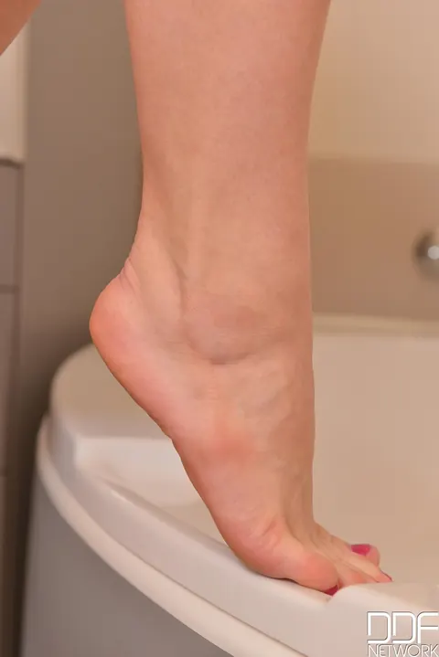 Samanta Lily: Busty Brunette Spreads Her Pussy in the Bathtub – photo 5 of 20