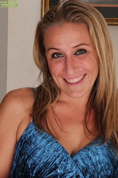 Thick Blonde MILF Pulls Panties Aside and Spreads – photo 1 of 16