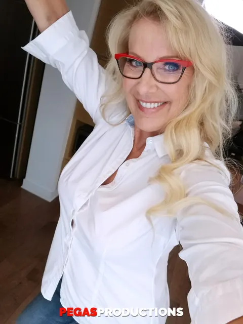 Bianca Fitcougar: Chubby Blonde MILF Reveals Her Big Tits – photo 11 of 20