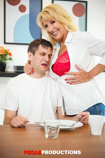 Bianca Fitcougar – Chubby Blonde MILF Reveals Her Big Tits