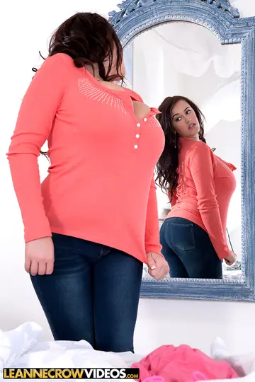 Leanne Crow – British MILF Drops Her Top and Shows Her Big Tits in the Mirror