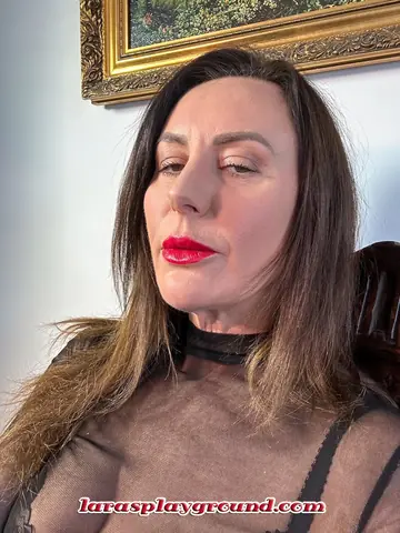 Lara Latex – Tall British MILF in Latex and Stockings Spreads Her Legs