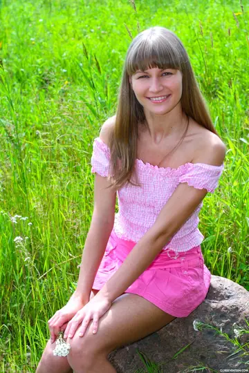 PAWG Strips Out of Her Skirt and Poses Nude