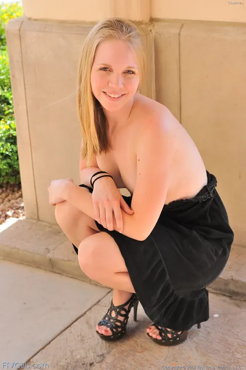 Taylor True: Blonde Masturbates with a Dildo on the Ground Outdoors – photo 16 of 21