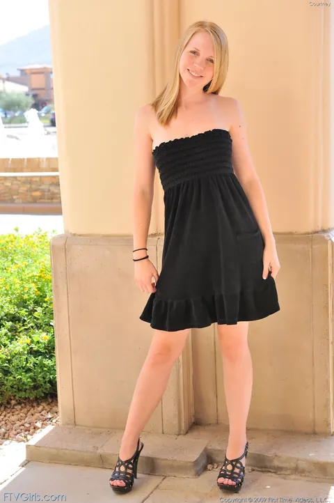 Taylor True: Blonde Masturbates with a Dildo on the Ground Outdoors – photo 15 of 21