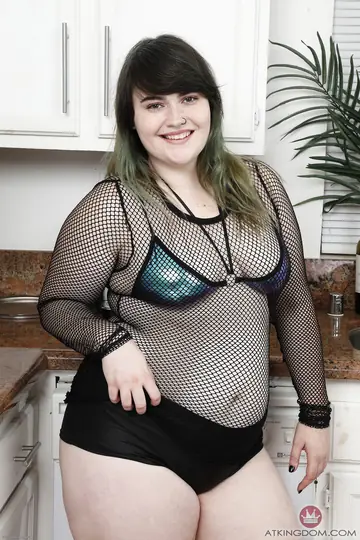 Cece Lachey – BBW Brunette Strips Out of Her Bikini in the Kitchen