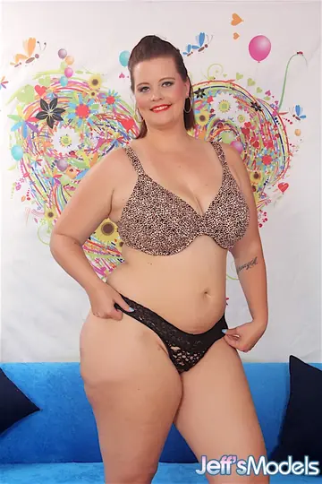 Amanda Foxxx – BBW Unhooks Lingerie and Poses Nude