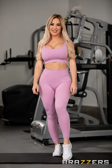 Amber Jade – Thick Blonde with Big Tits Strips Out of Her Yoga Pants at the Gym