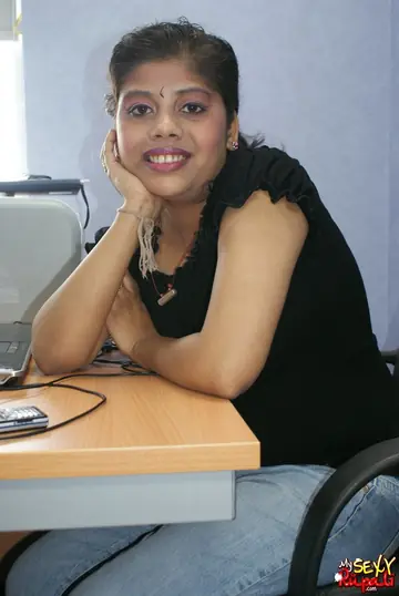 Indian Woman Bares Her Natural Tits and Poses Nude