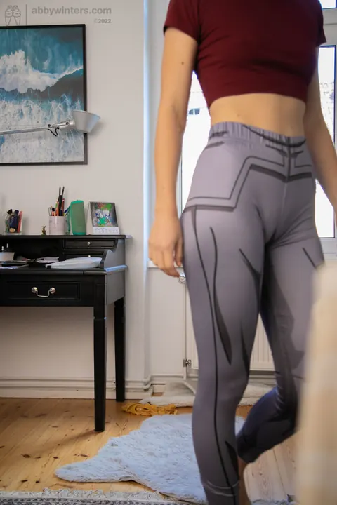 Australian Woman in Yoga Pants Strips to Show Her Trimmed Pubic Hair – photo 20 of 20