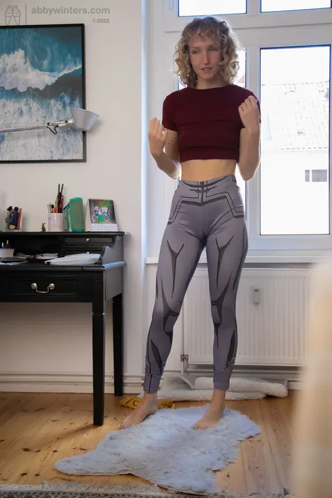 Australian Woman in Yoga Pants Strips to Show Her Trimmed Pubic Hair – photo 19 of 20