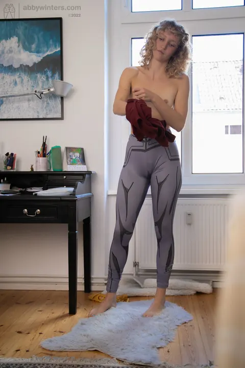 Australian Woman in Yoga Pants Strips to Show Her Trimmed Pubic Hair – photo 16 of 20